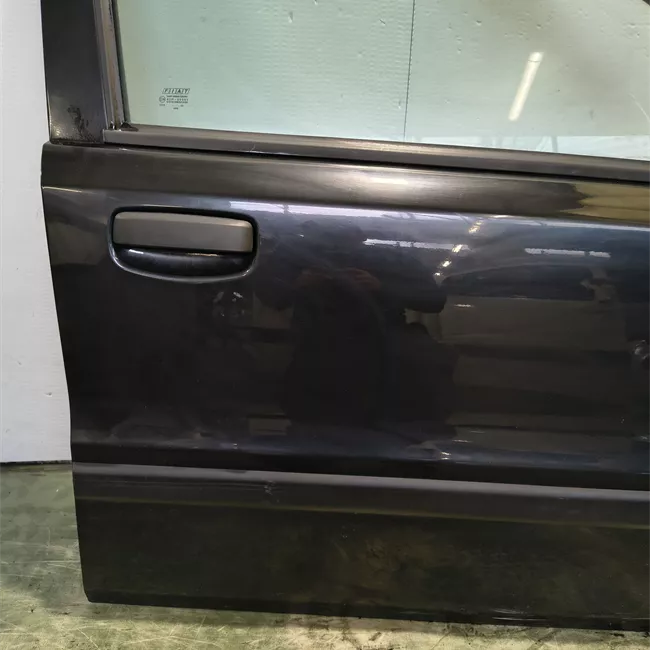 Porta anteriore destra