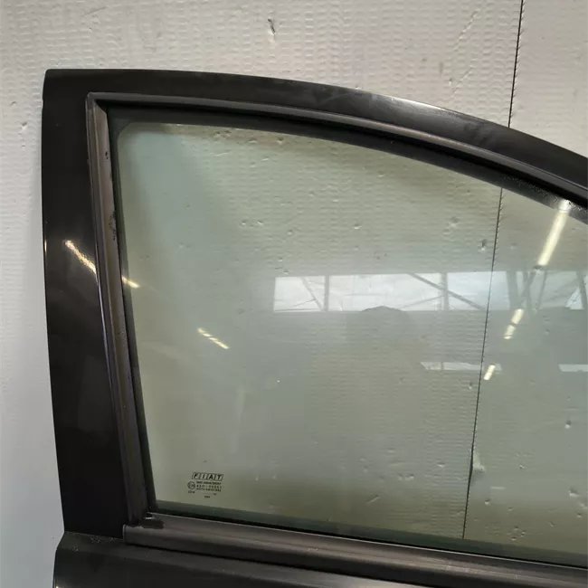 Porta anteriore destra