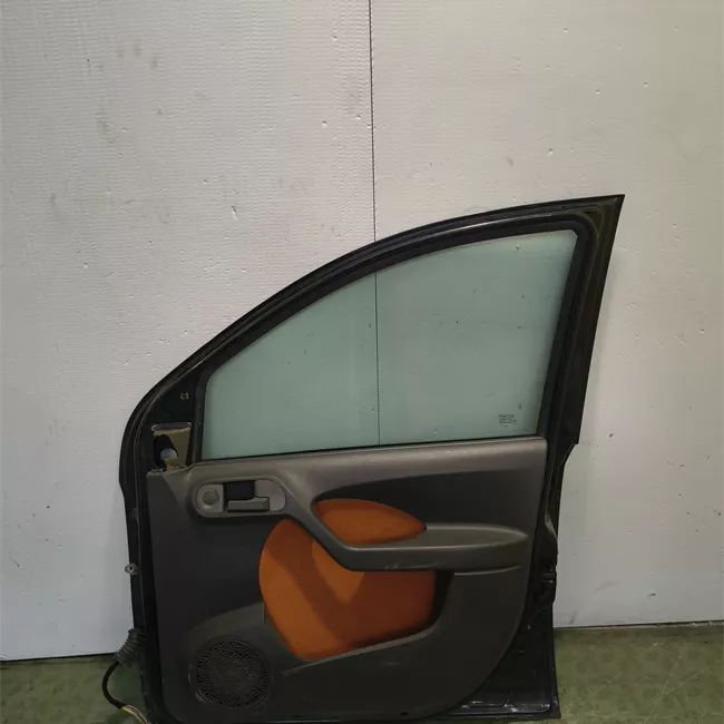 Porta anteriore destra