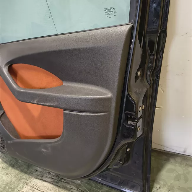 Porta anteriore destra