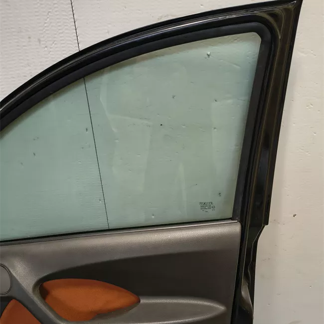 Porta anteriore destra