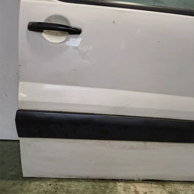 Porta anteriore destra