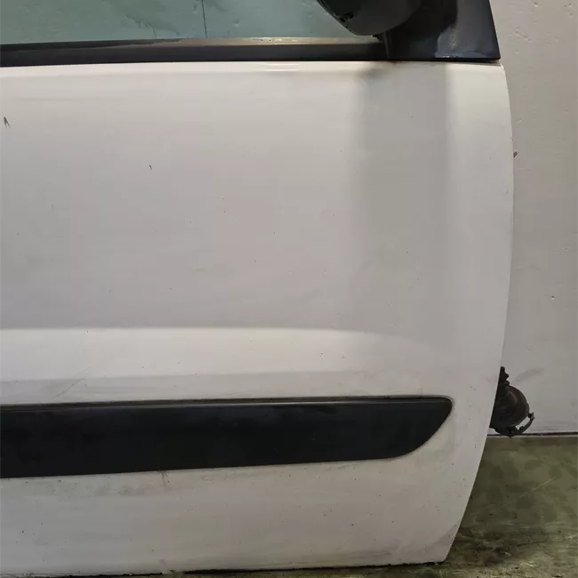 Porta anteriore destra