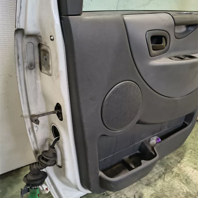 Porta anteriore destra