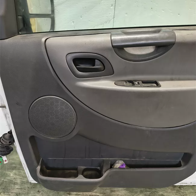 Porta anteriore destra