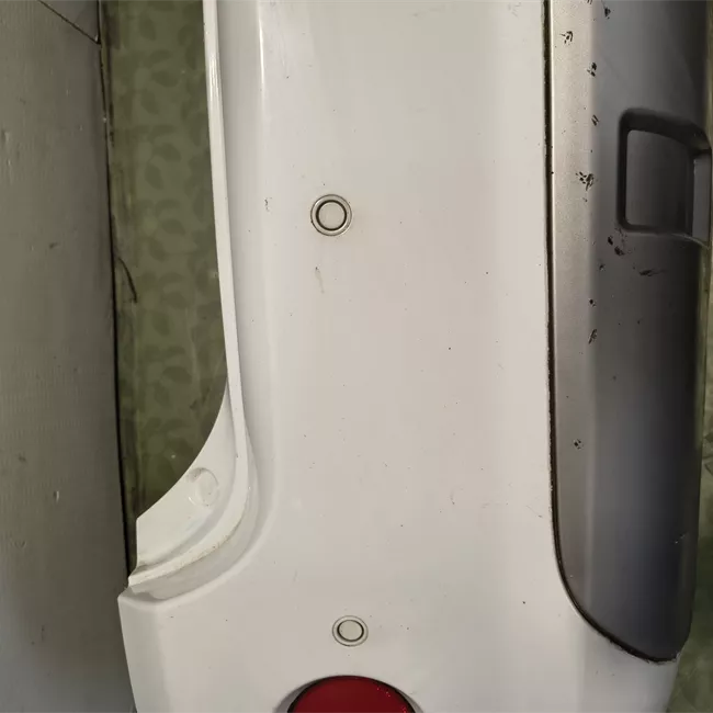 Paraurti anteriore con sensori parcheggio