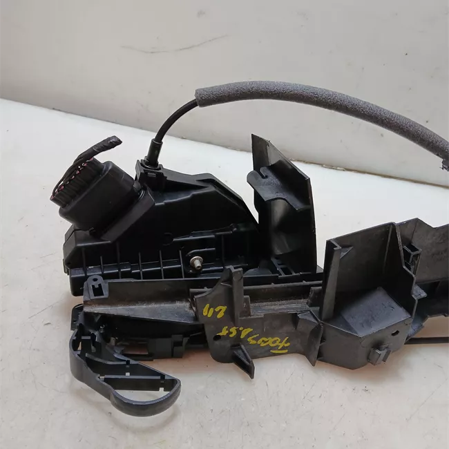 Serratura porta anteriore sinistra con sistema chiusura centrale