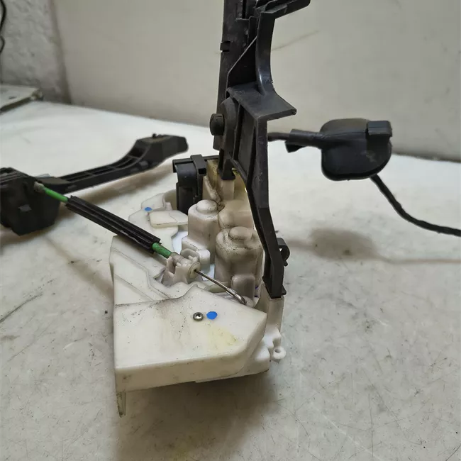 Serratura porta anteriore destra