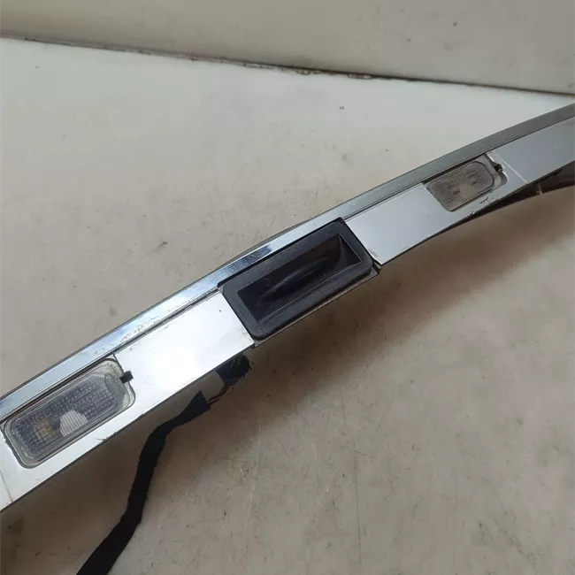 Maniglia portello posteriore con cromatura grigio polvere di luna