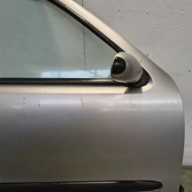 Porta anteriore destra