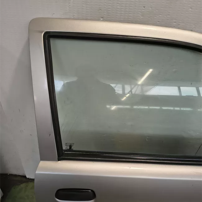 Porta anteriore destra