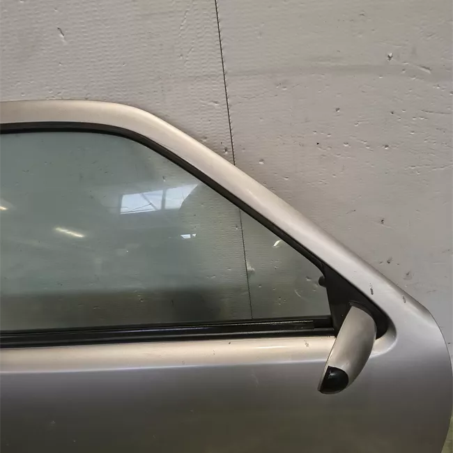 Porta anteriore destra