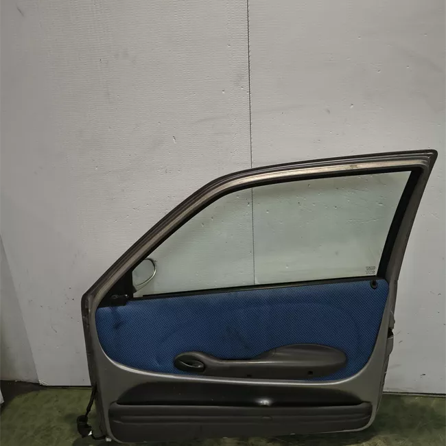 Porta anteriore destra