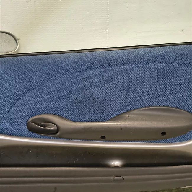 Porta anteriore destra