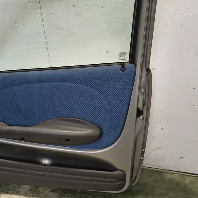 Porta anteriore destra