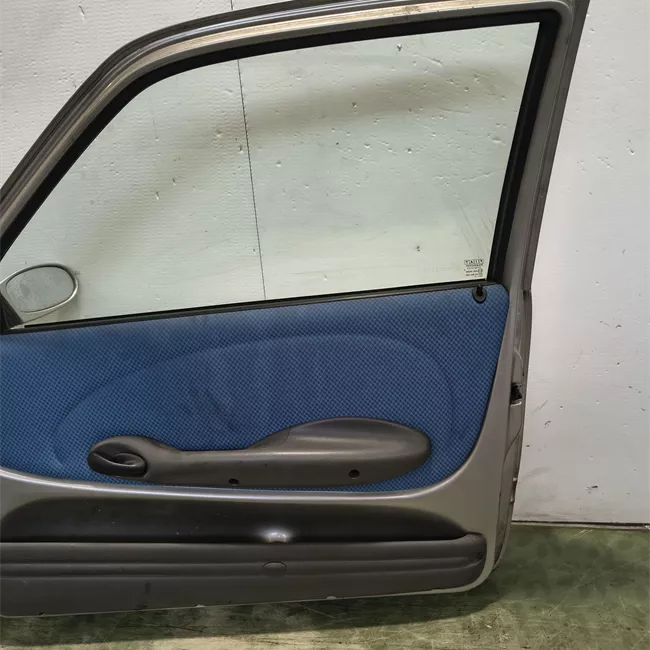 Porta anteriore destra