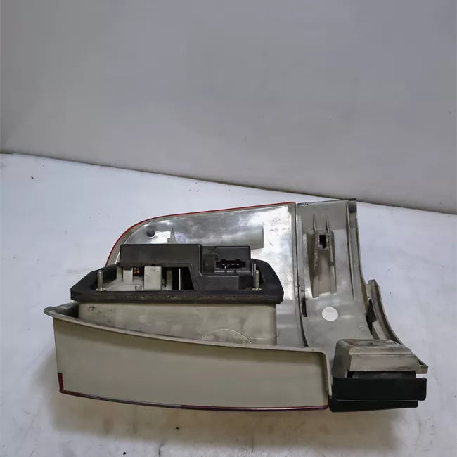 Fanale posteriore parte esterno sinistro 11-03>