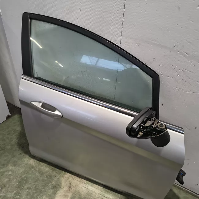 Porta anteriore destra