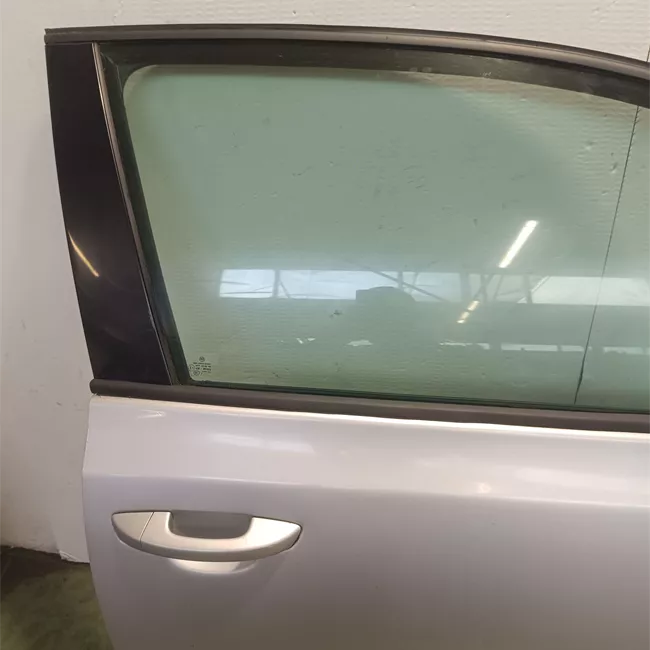 Porta anteriore destra