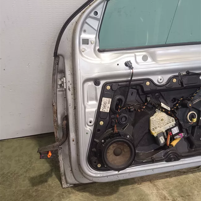 Porta anteriore destra