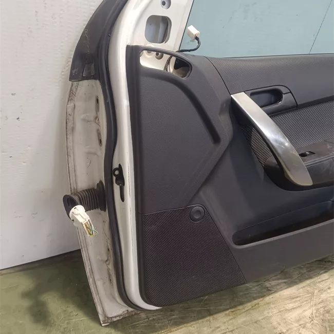 Porta anteriore destra