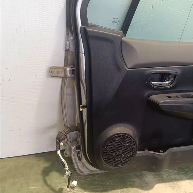 Porta anteriore destra