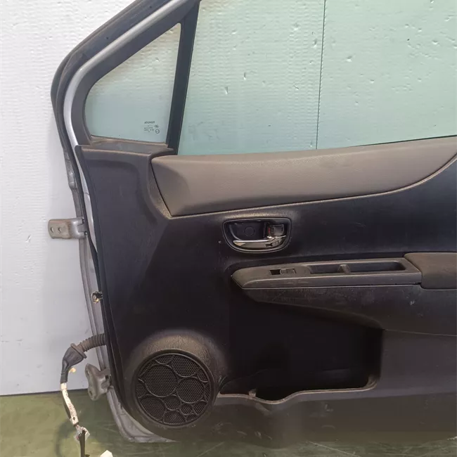 Porta anteriore destra