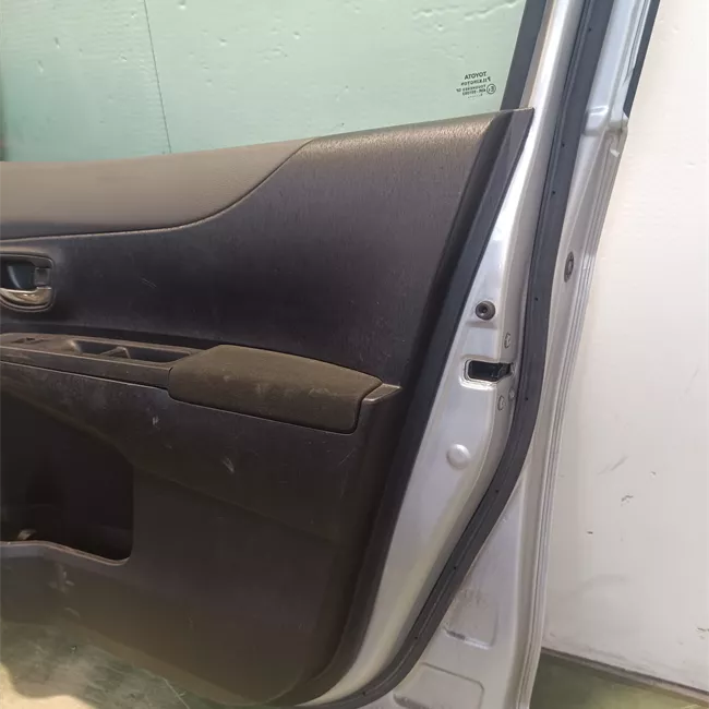 Porta anteriore destra