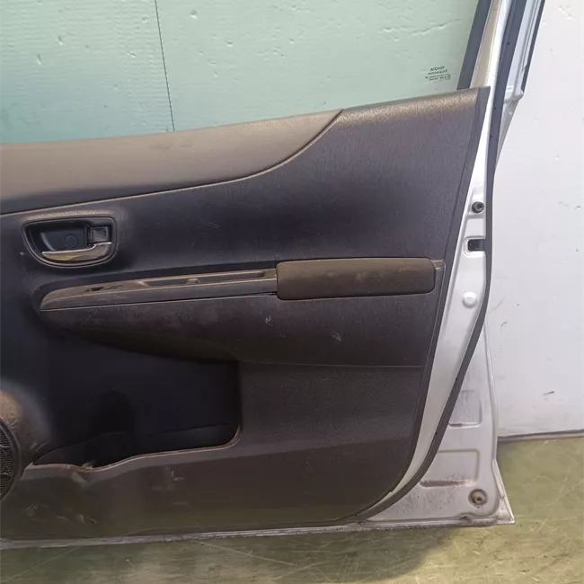 Porta anteriore destra