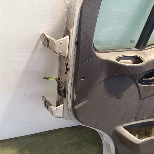 Porta anteriore destra