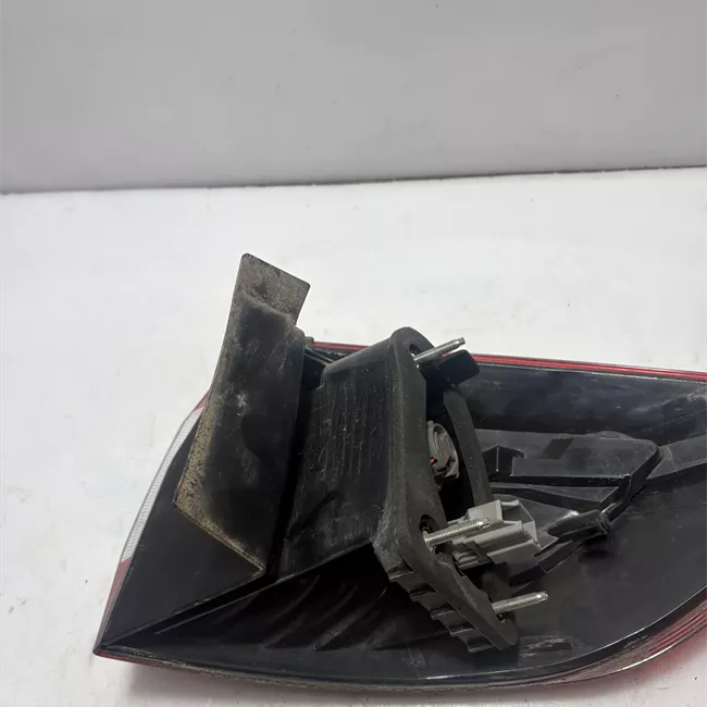 Fanale posteriore parte esterno sinistro