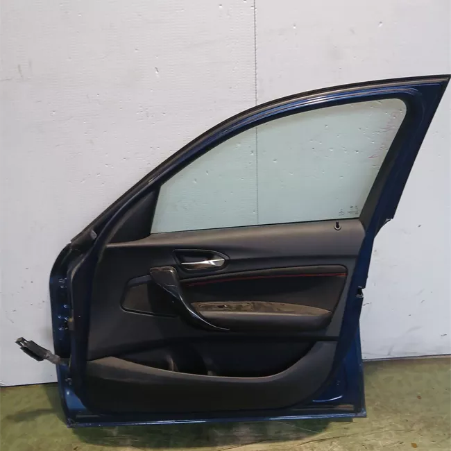 Porta anteriore destra