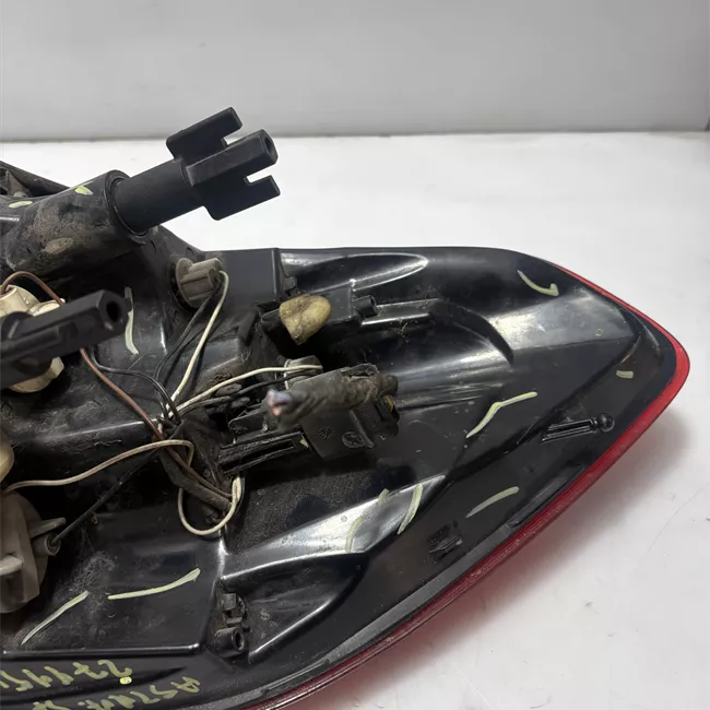 Fanale posteriore parte esterno sinistro Tinta scura