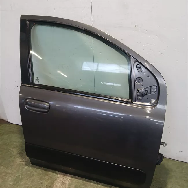 Porta anteriore destra