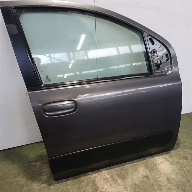 Porta anteriore destra