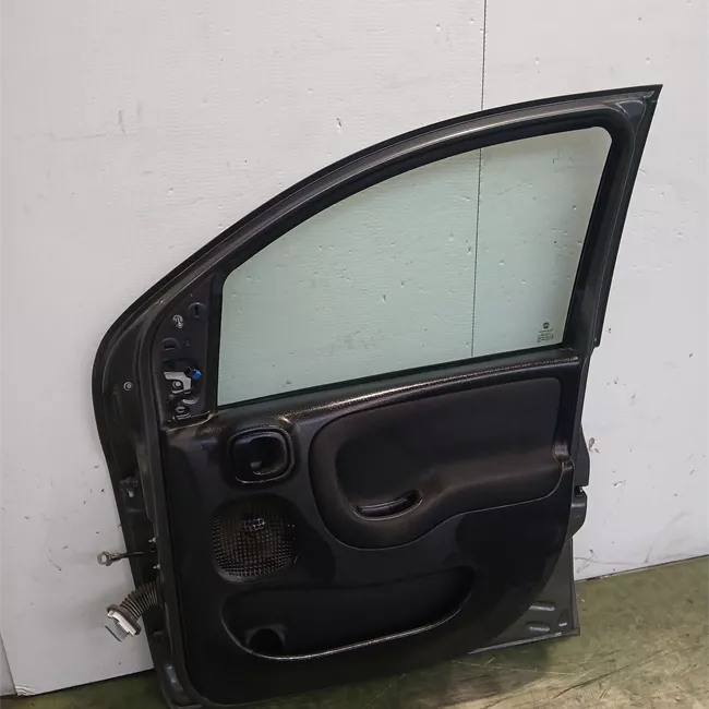 Porta anteriore destra