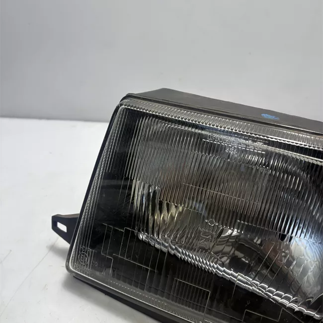 Proiettore sinistro con correttore assetto fari