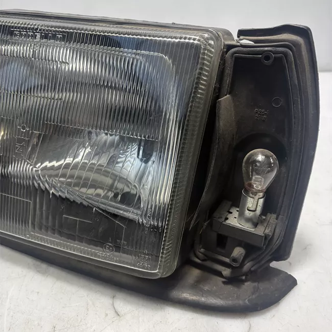 Proiettore sinistro con correttore assetto fari