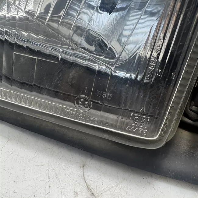 Proiettore sinistro con correttore assetto fari