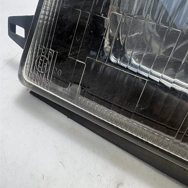 Proiettore sinistro con correttore assetto fari