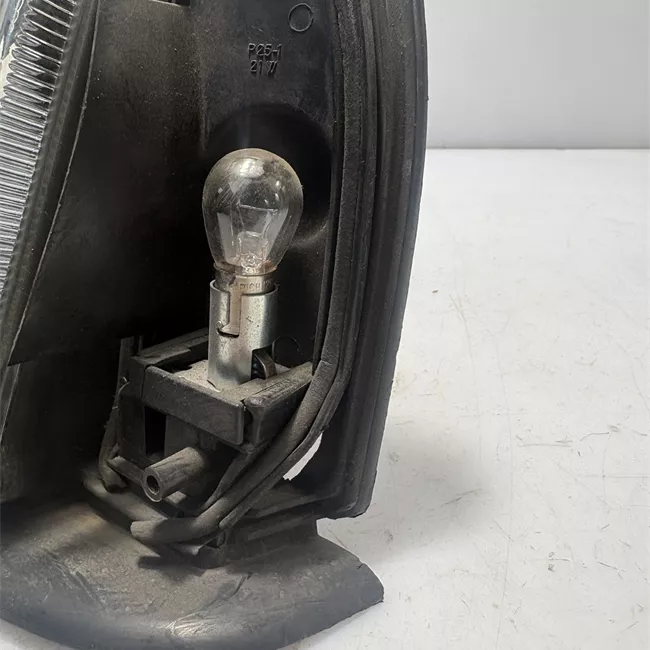 Proiettore sinistro con correttore assetto fari