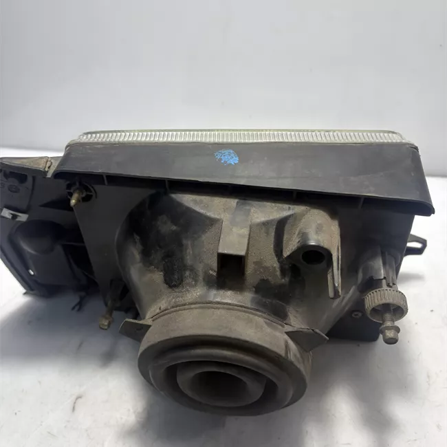 Proiettore sinistro con correttore assetto fari