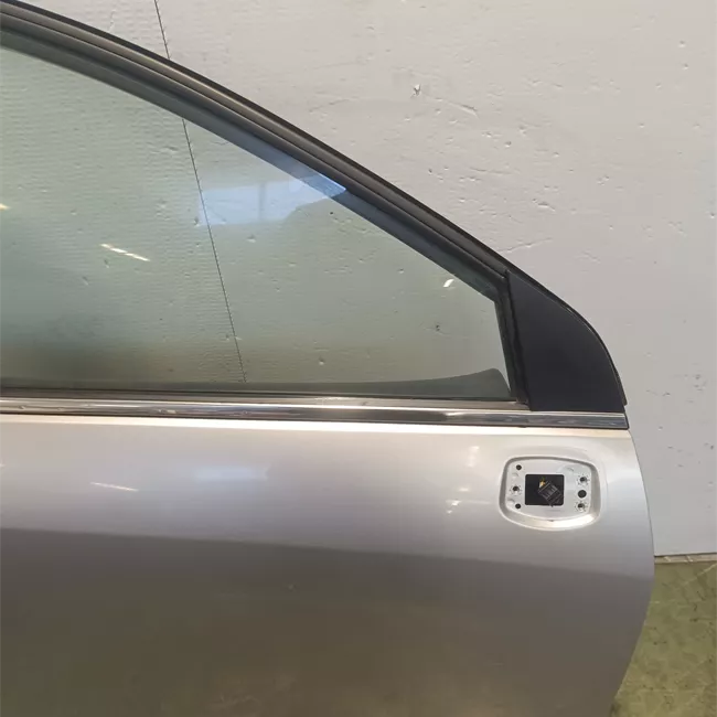Porta anteriore destra
