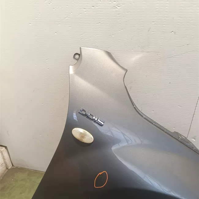 Parafango anteriore destro con fanalino laterale