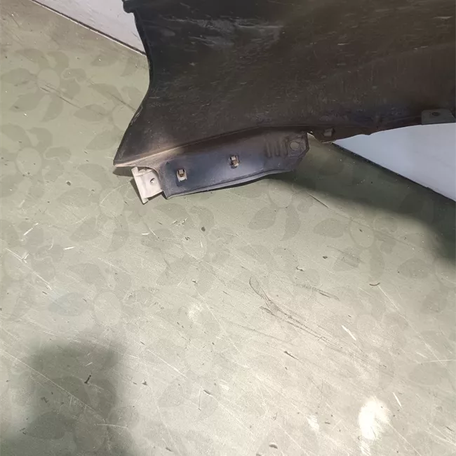 Parafango anteriore destro con fanalino laterale