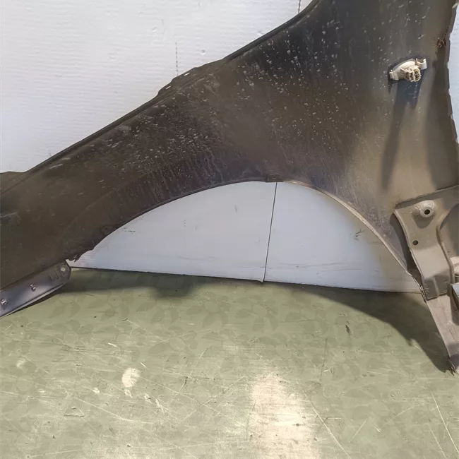 Parafango anteriore destro con fanalino laterale