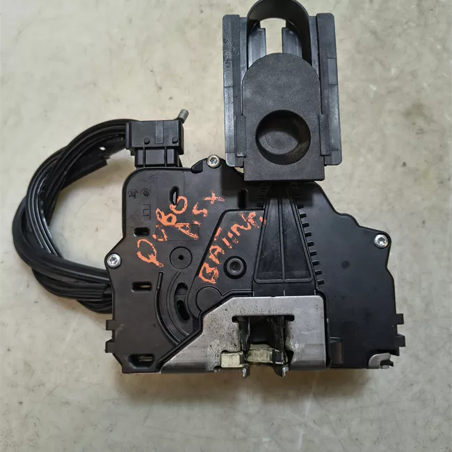 Serratura porta carico posteriore a battente