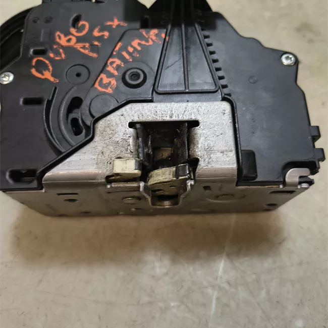 Serratura porta carico posteriore a battente