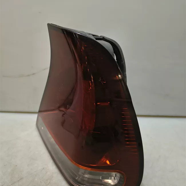 Fanale posteriore destro 01<