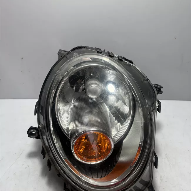 Proiettore destro con indicatore direzione giallo